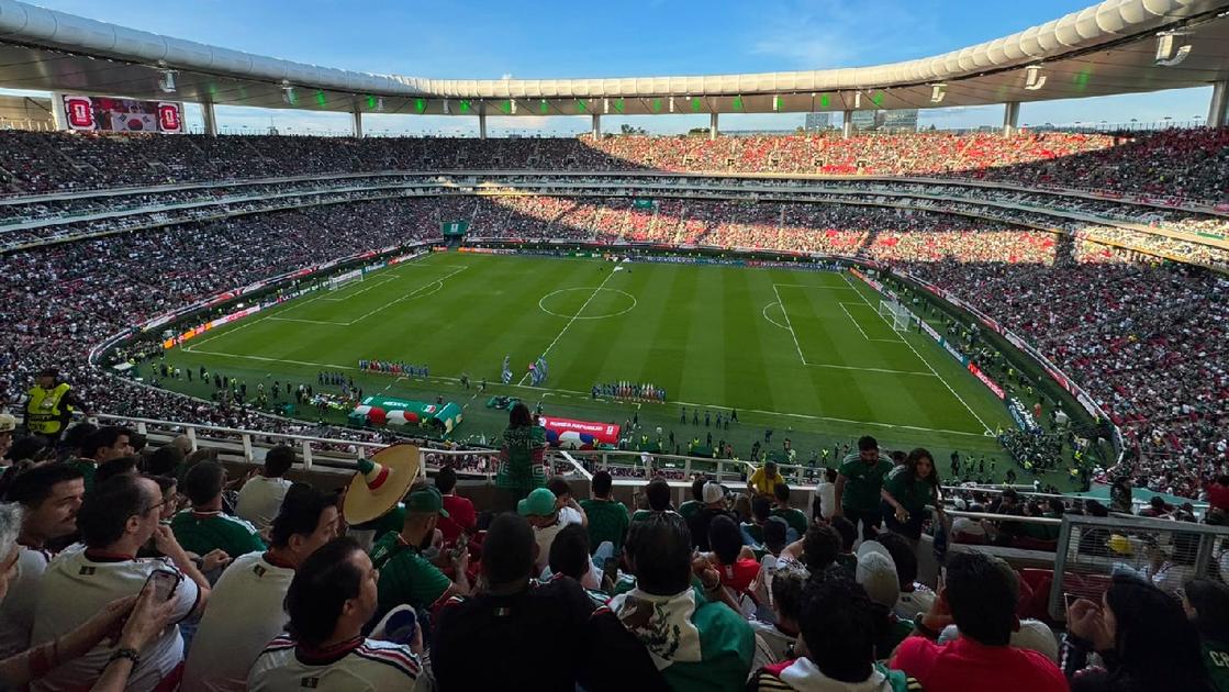 Afición mexicana en Estadio Guadalajara durante partido contra Corea