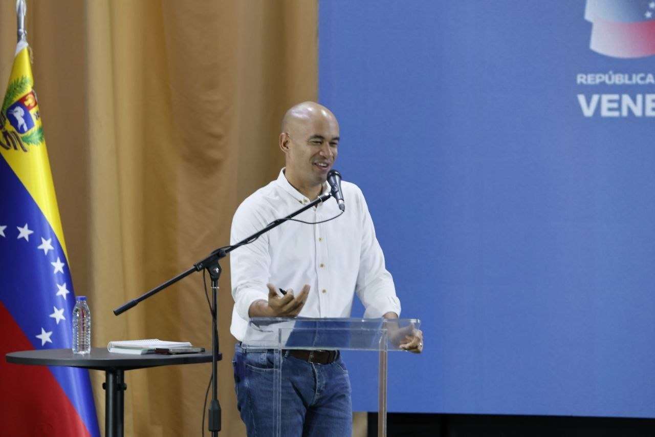 Jóvenes participan en debate sobre reestructuración del Gobierno