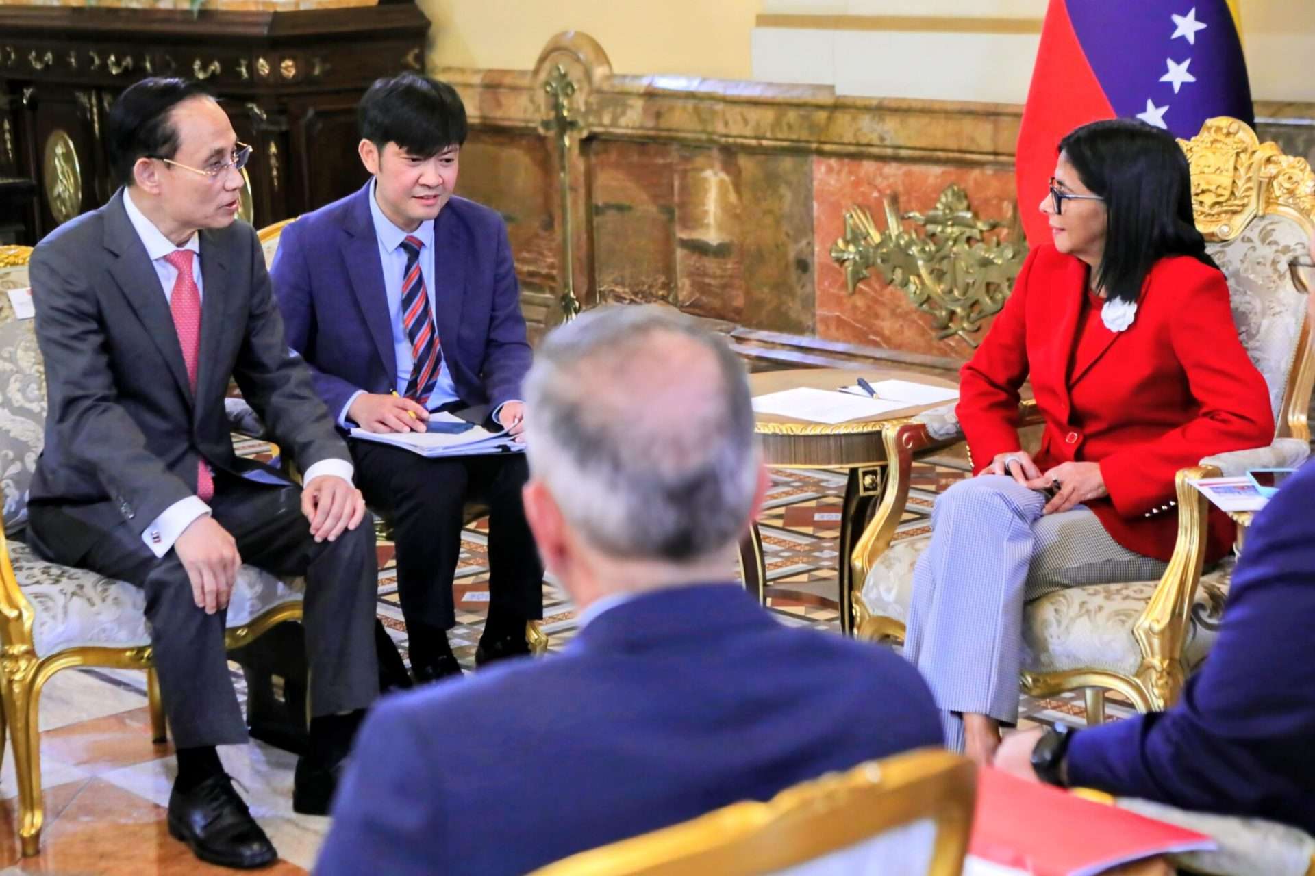 Presidenta interina recibe al canciller de Vietnam en Miraflores