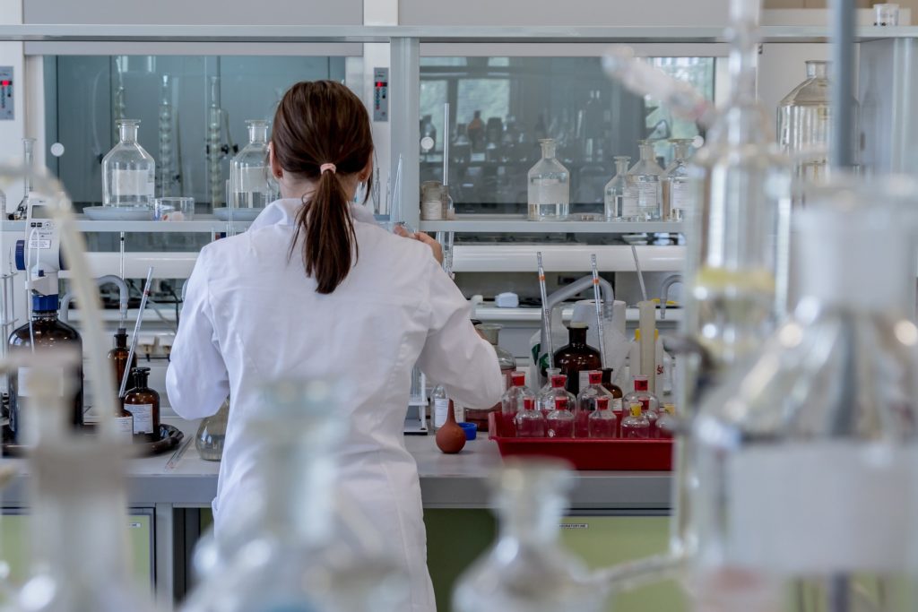 Colegio de Microbiólogos y Químicos Clínicos pide a universidades formar talento para exportación en Costa Rica