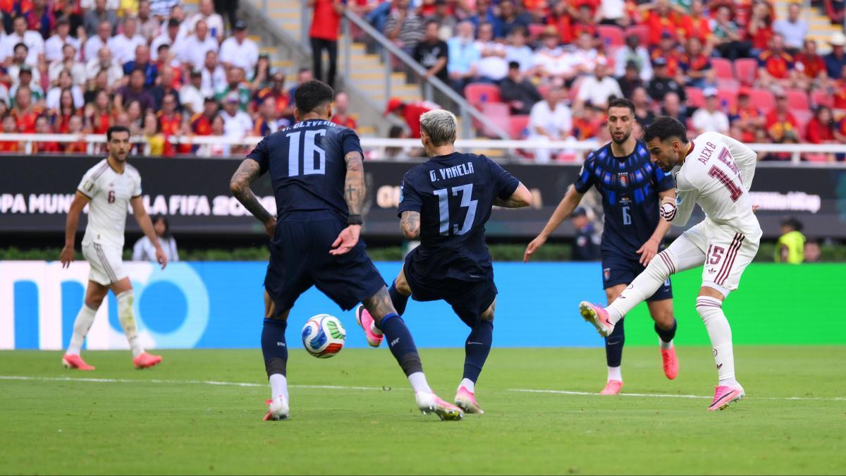 Baena adelanta a España con diez jugadores y ayuda de Muslera