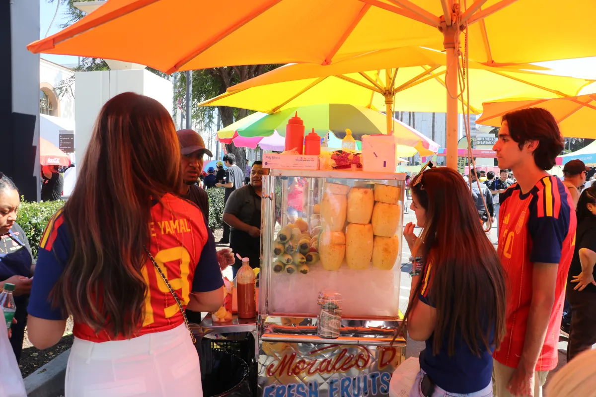 Vendedores ambulantes celebran con una Copa agridulce