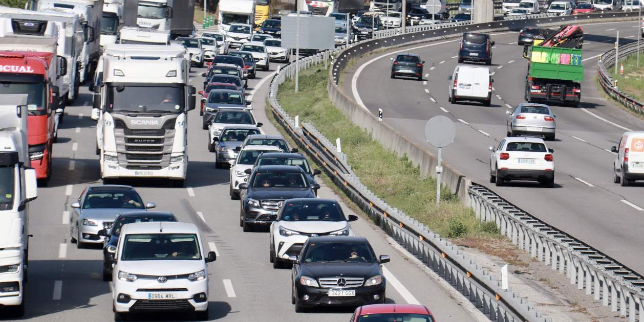 Congestión vehicular en carreteras catalanas durante operación retorno de Sant Joan