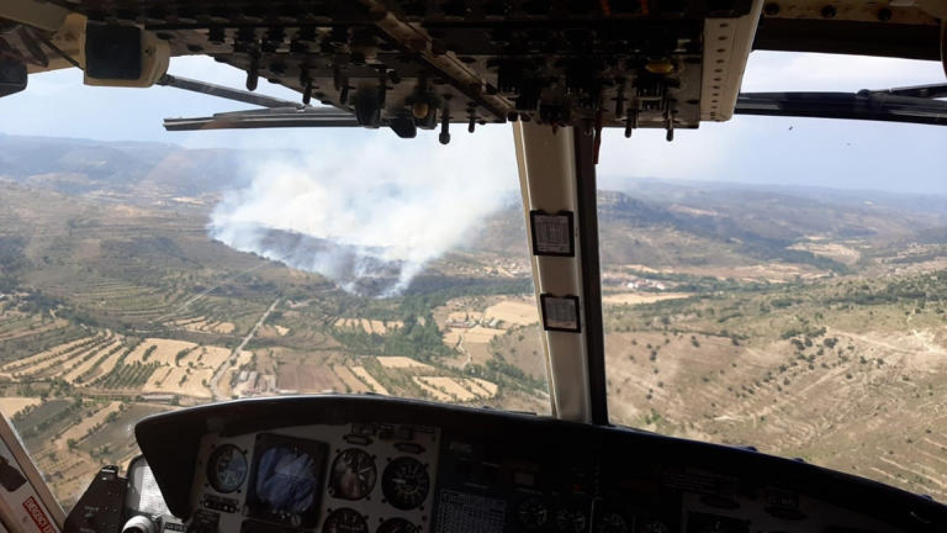 Accidente de camión en barranco provoca incendio forestal en Forcall, Castellón