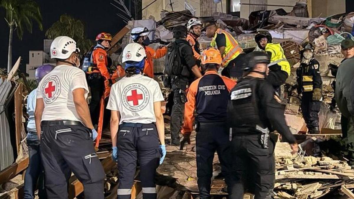Marines estadounidenses participan en tareas de rescate en zona cero