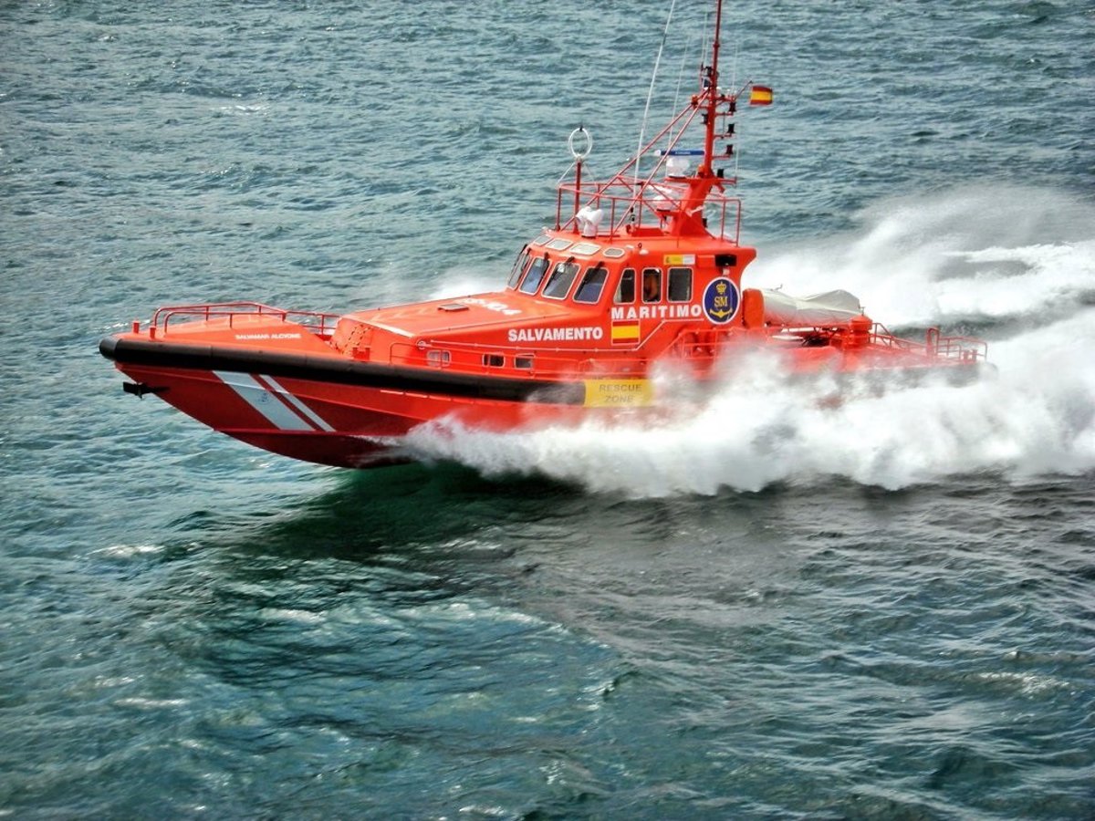 Remolcan pesquero a la deriva con once tripulantes cerca de Lanzarote