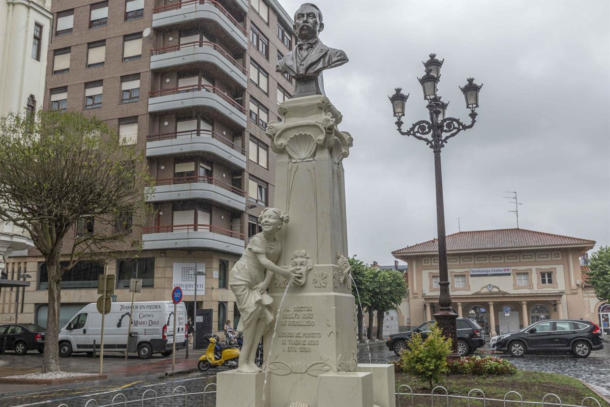Torrelavega recupera fuente y busto del doctor Adolfo Ruiz de Rebolledo
