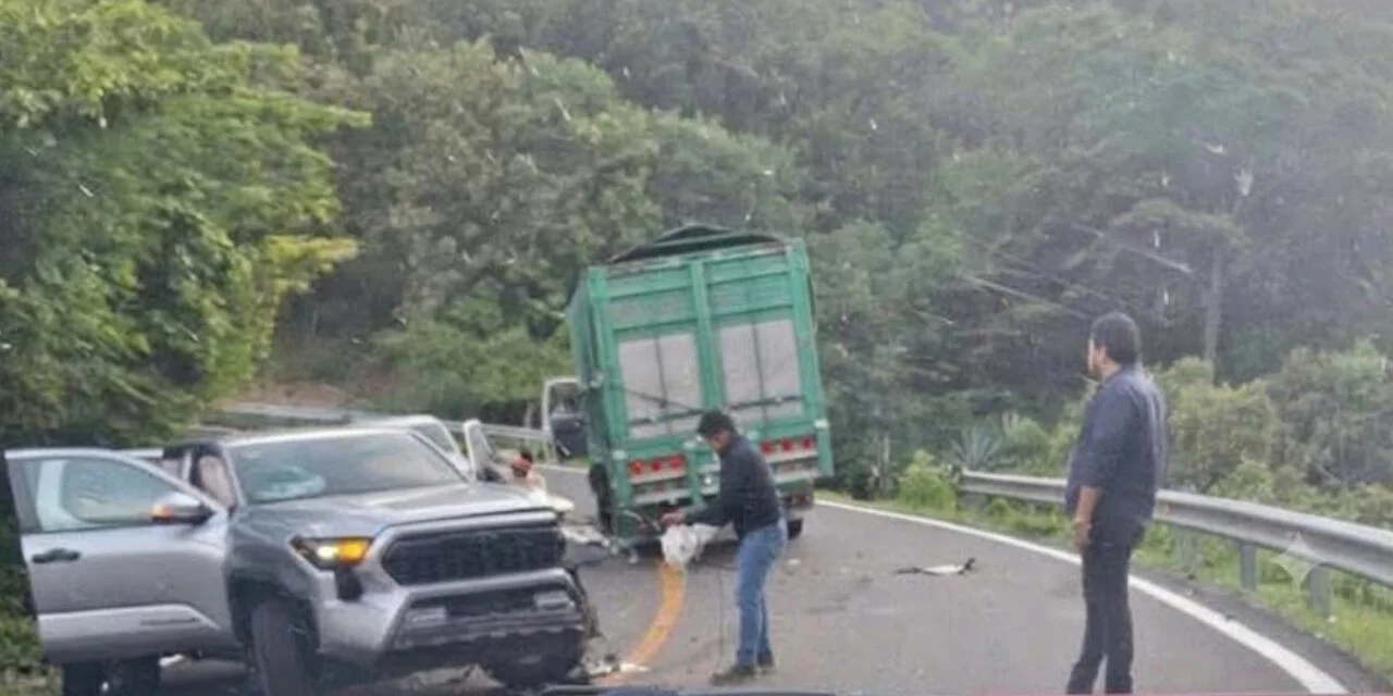 Camioneta con hijo del gobernador de Oaxaca choca en la Panamericana 190