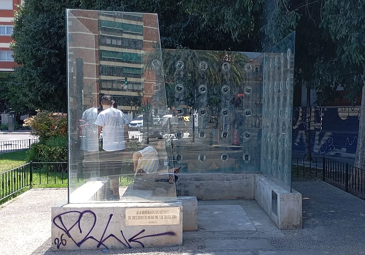 Desmontan relojes del monumento para restauración tras accidente en metro de Valencia