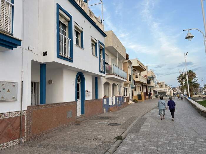Vecinos de El Palo exigen frenar la turistificación del litoral y reclaman un plan especial para su paseo marítimo
