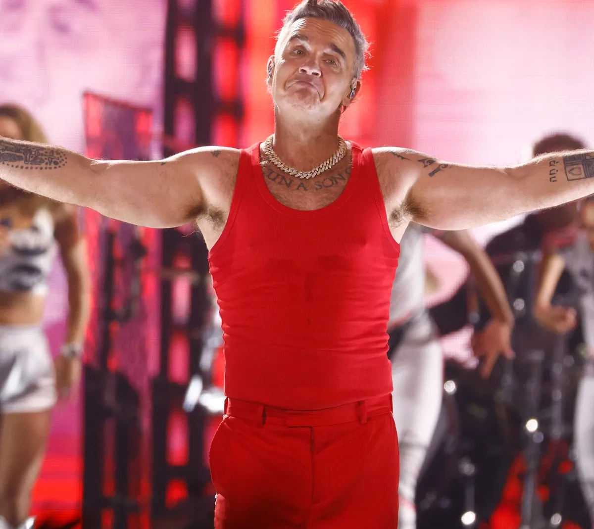 Robbie Williams canta con músico callejero en Sevilla