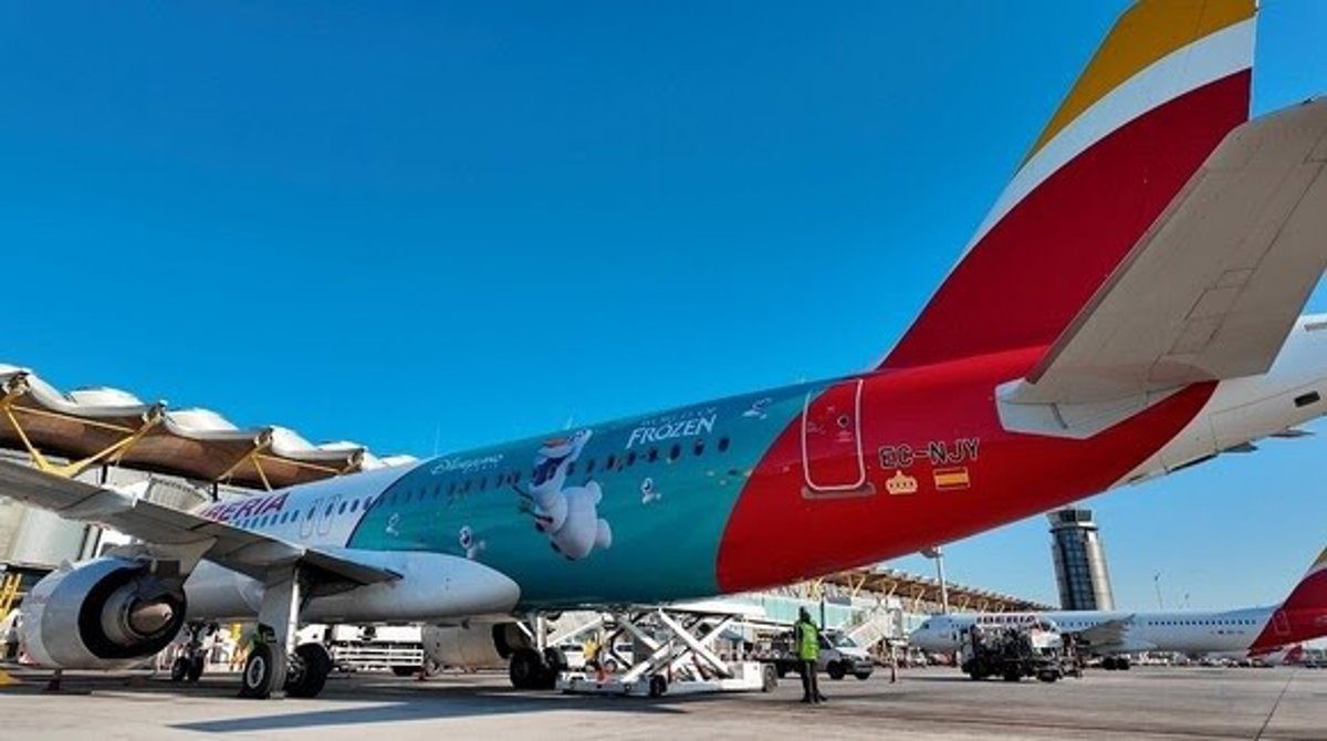 Iberia estrena avión de Disneyland Paris y lleva a niños a 'World of Frozen'