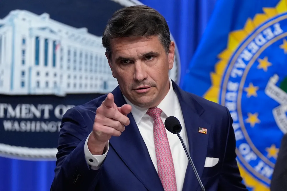 DOJ demanda a California para detener prohibición de pistolas tipo Glock