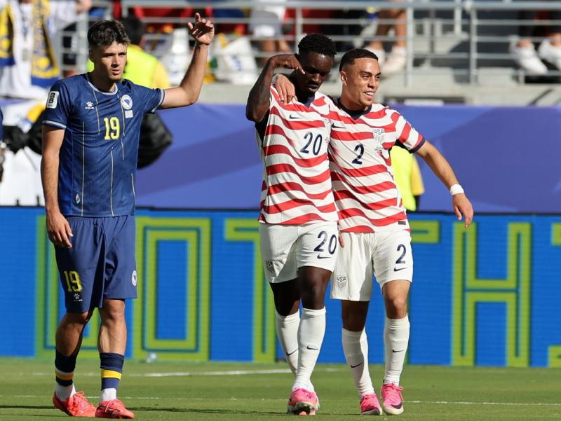 Estados Unidos avanza a octavos tras vencer 2-0 jugando con diez