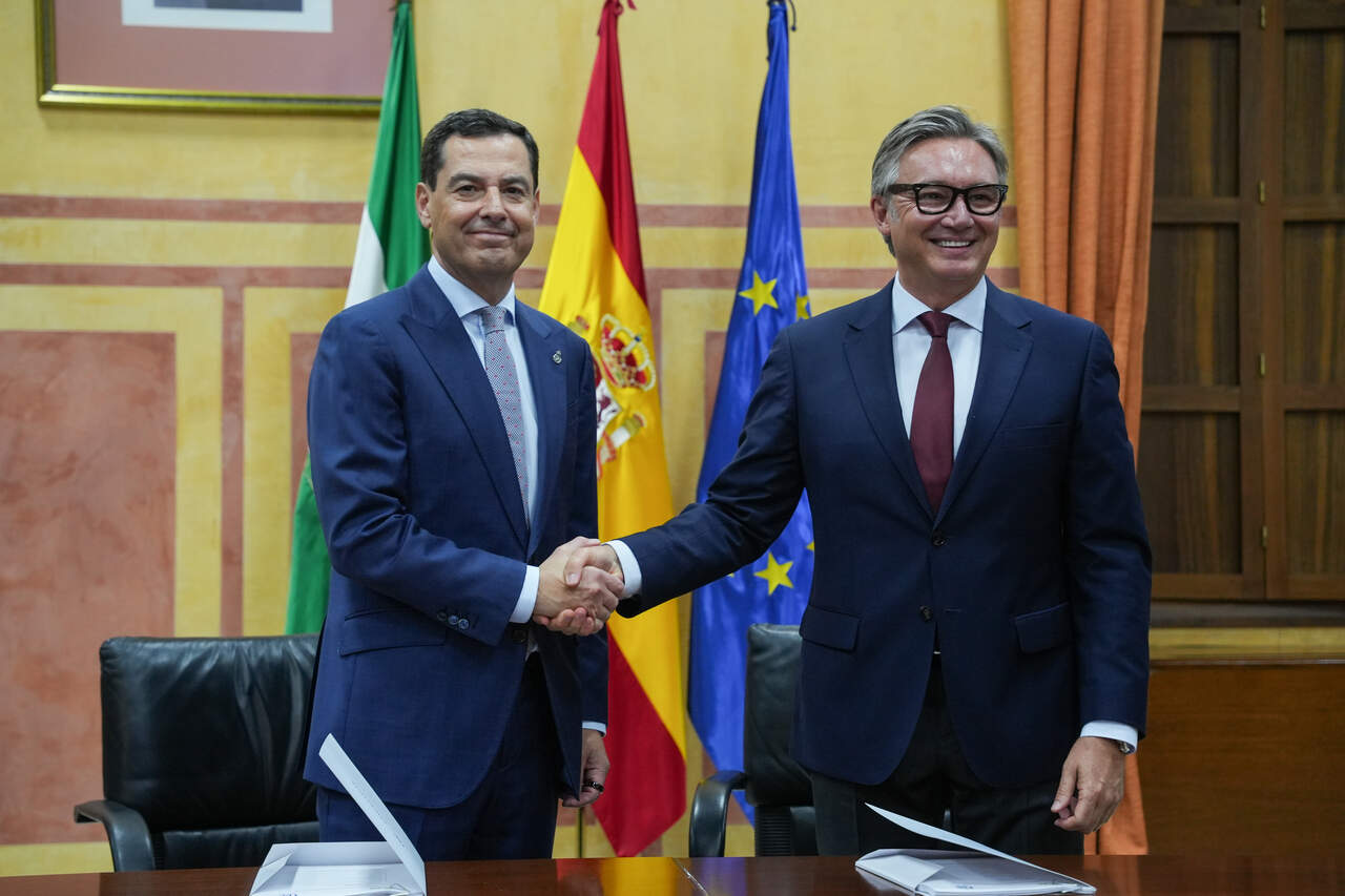 Moreno investido presidente de la Junta con apoyo de Vox