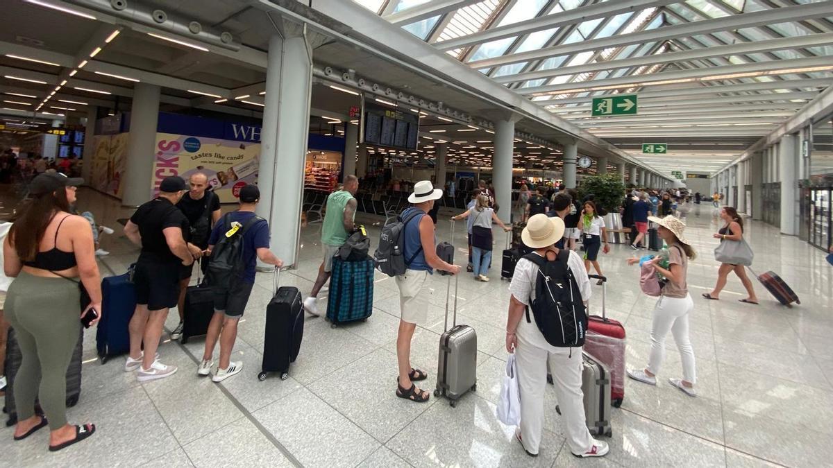 Govern pide reapertura de cantina en aeropuerto de Palma; Aena rechaza