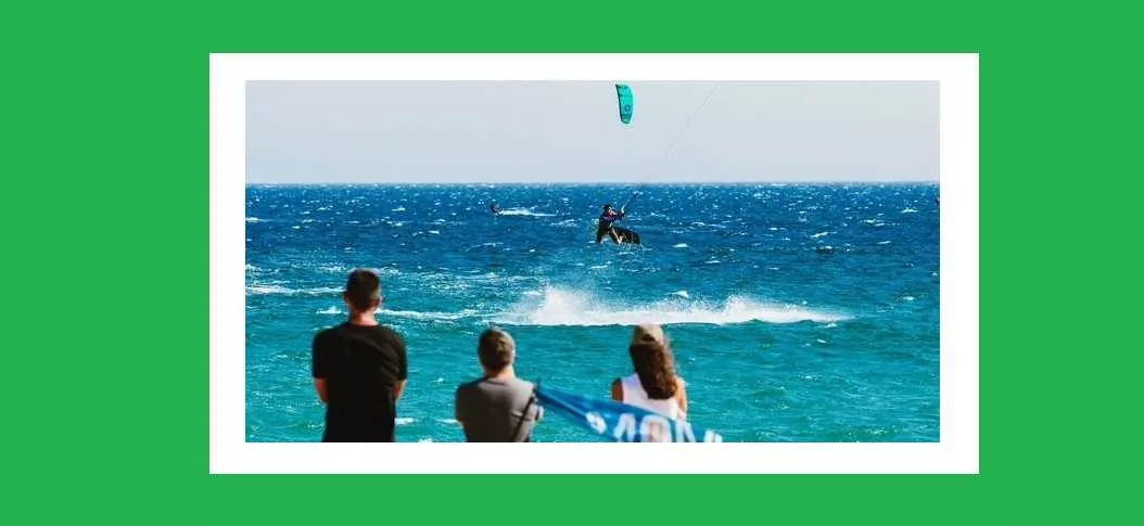 90 riders ofrecen espectáculo en Tarifa de Kiteboarding y Wingfoil