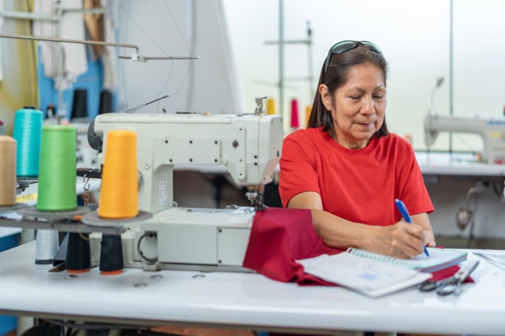 Programa ofrecerá mentorías y capital semilla a emprendimientos de adultos mayores jubilados