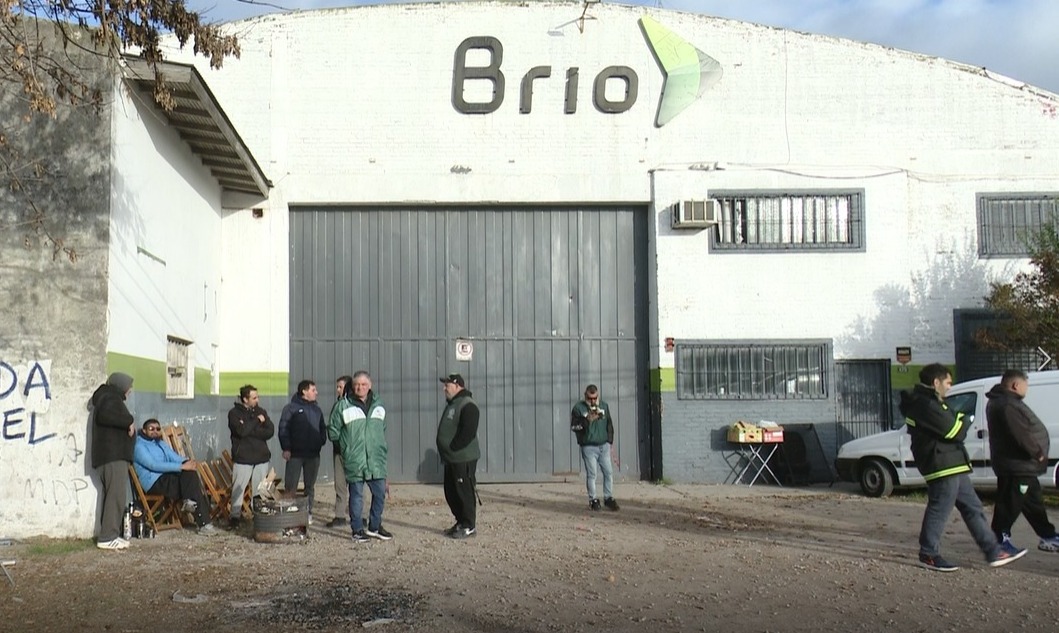 Denuncian 200 despidos en empresa Expreso Brío con portón cerrado