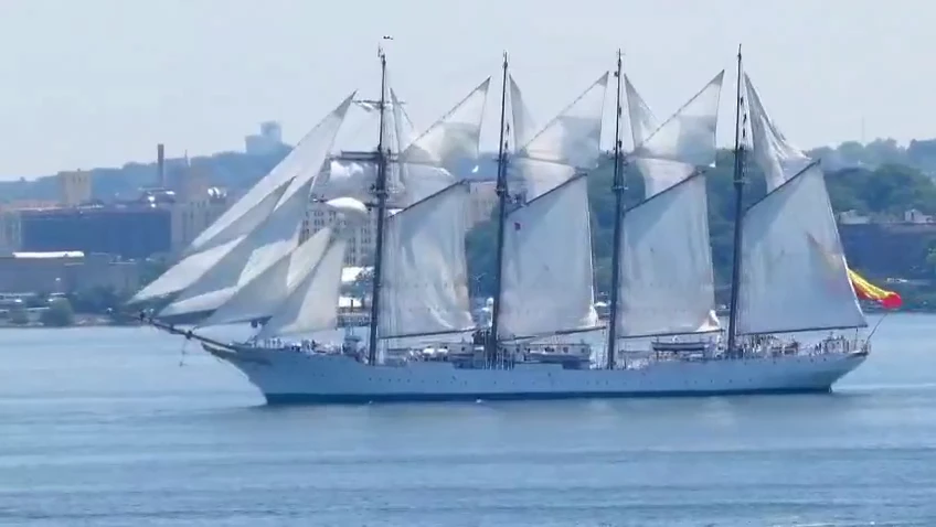 El Juan Sebastián de Elcano desfila en Nueva York junto a buques escuela por el 250 aniversario de EE.UU.