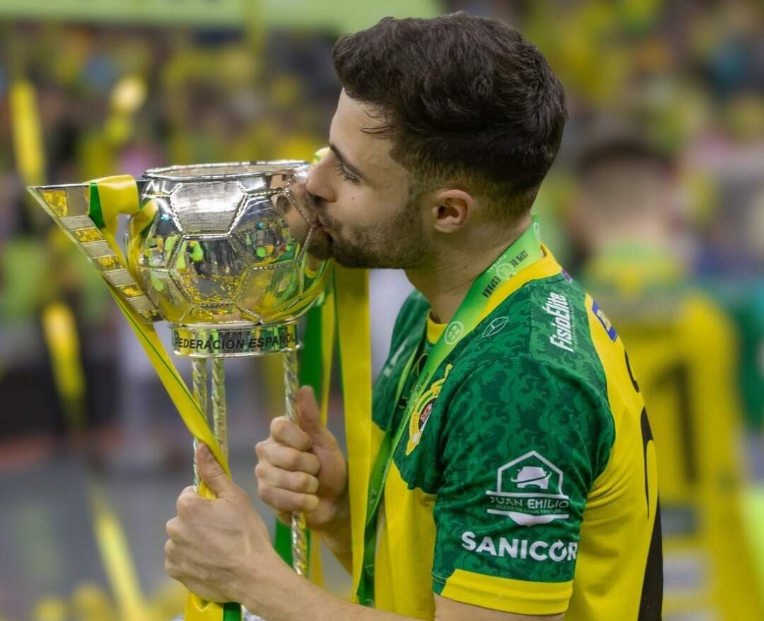 César Velasco renueva contrato con Jaén Paraíso Interior hasta 2028