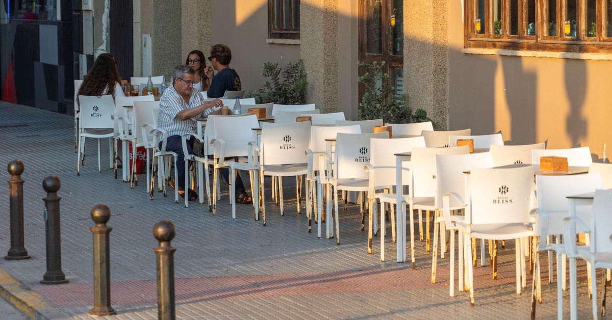 Terrazas de bares y restaurantes consideradas parte del equipamiento urbano en Cádiz