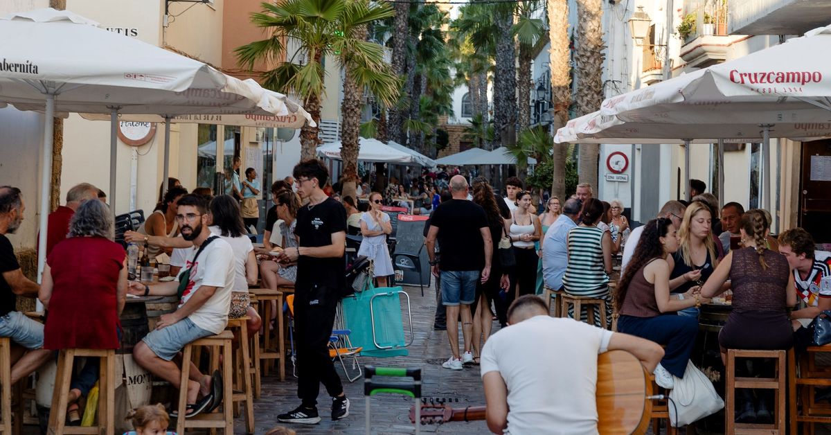 Crecimiento descontrolado de terrazas en calles y plazas de Cádiz