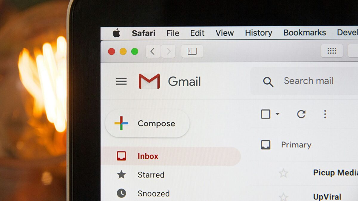 Razones para no usar coma después del saludo en correos electrónicos
