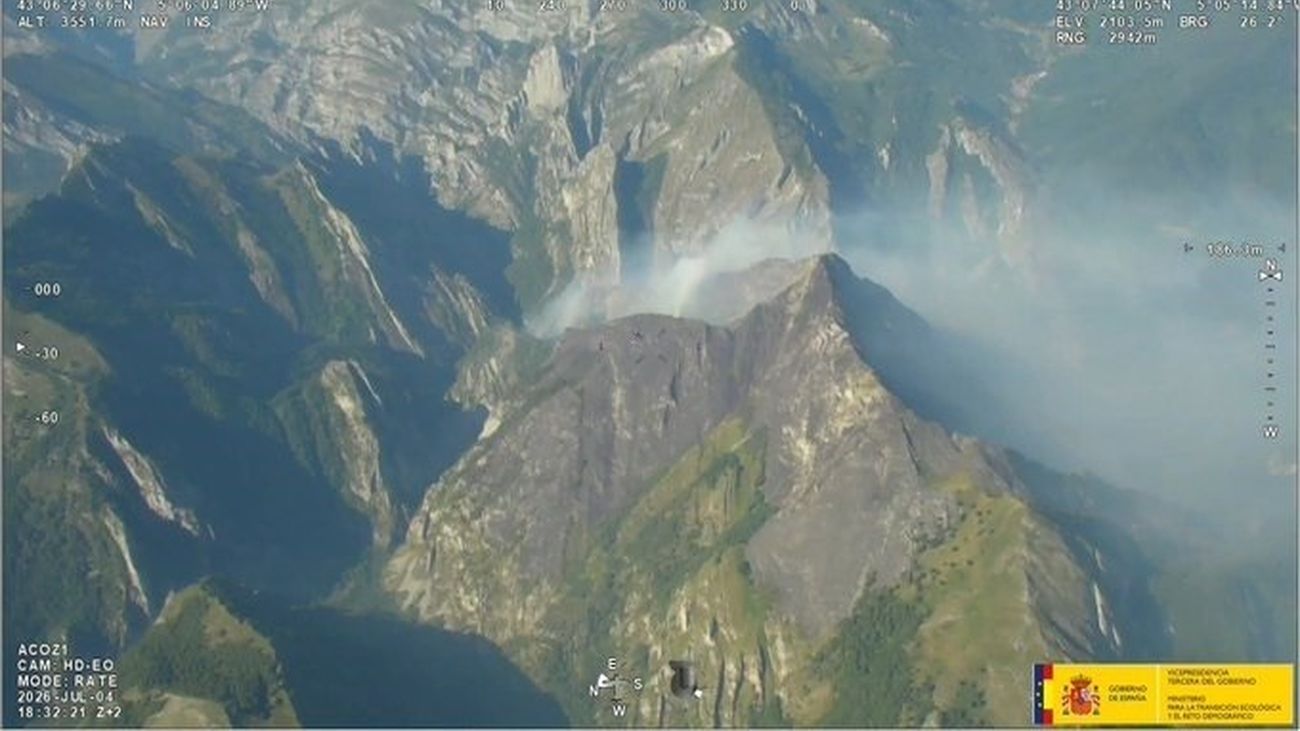 Incendio en Picos de Europa provoca desprendimientos y cierre de carretera