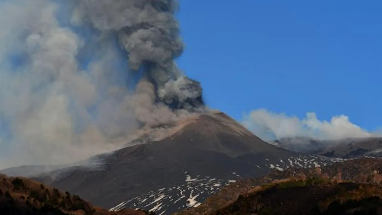 Posible erupción del volcán Etna obliga a cerrar espacio aéreo en Sicilia