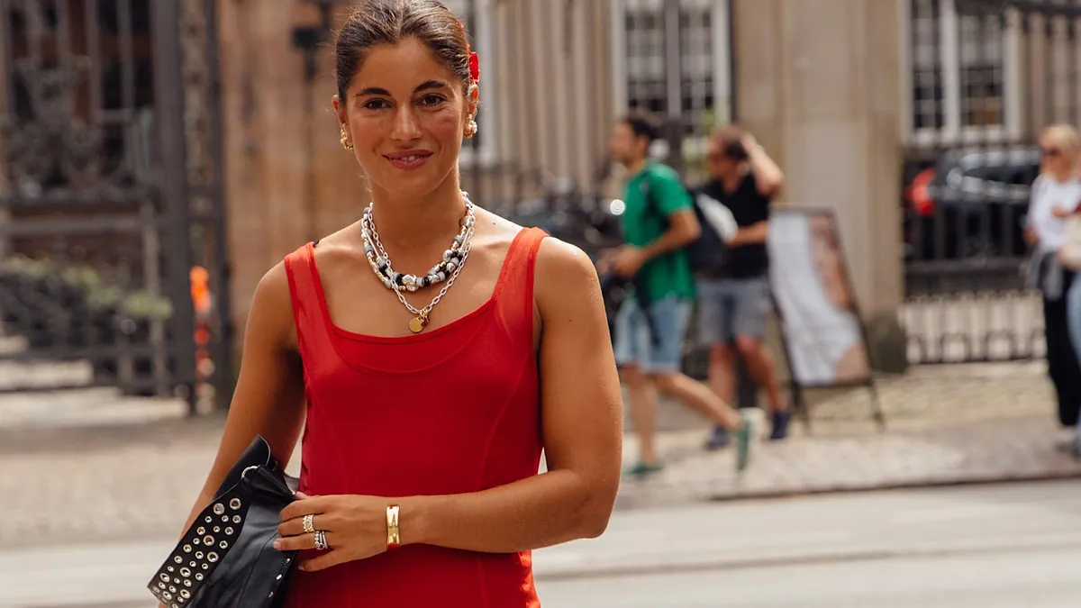 Vestido midi en rojo y beige de Maksu, tendencia de verano