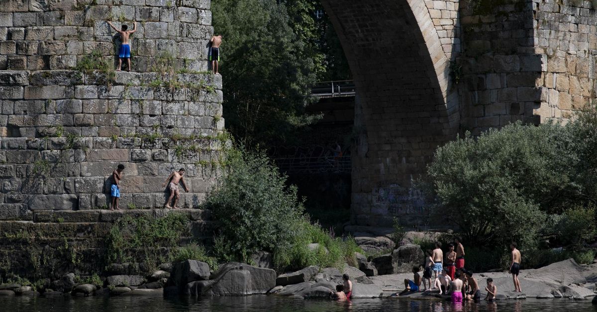 Chapuzones de alto riesgo en el Puente Romano de Ourense: los jóvenes se lanzan de varios metros