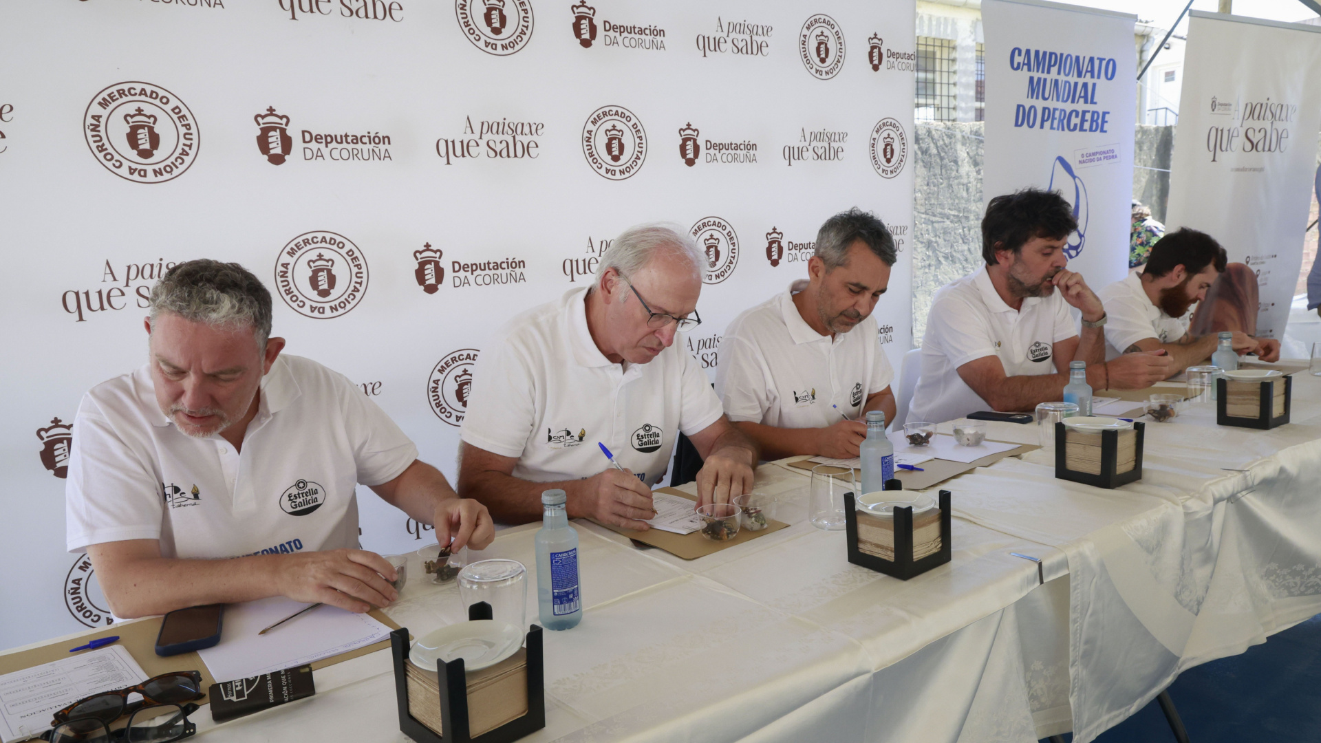 Puerto de Vega, en Asturias, gana el Campeonato Mundial del Percebe en Cedeira