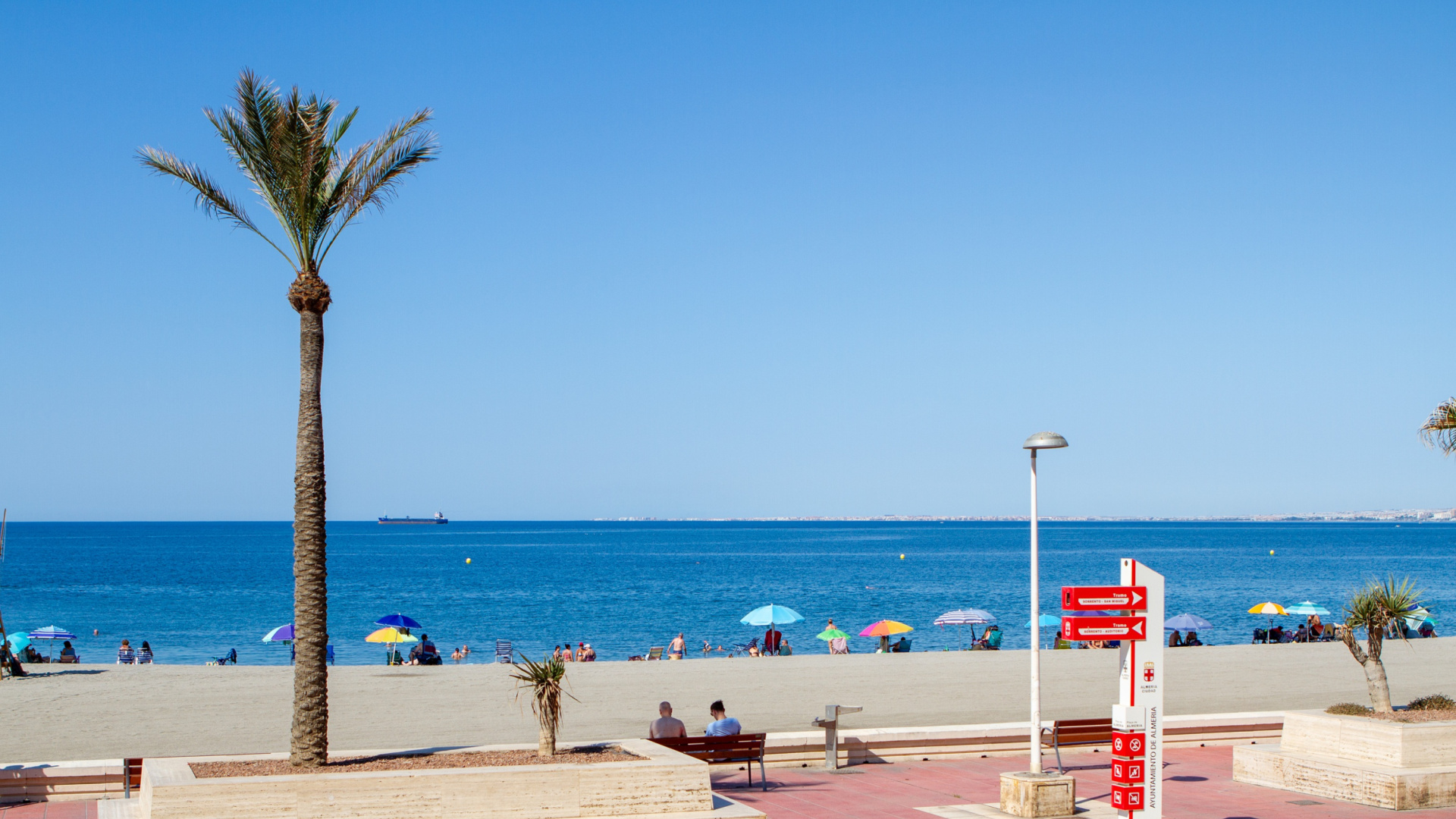 Almería iza sus banderas y presume de playas con 22 distintivos de calidad