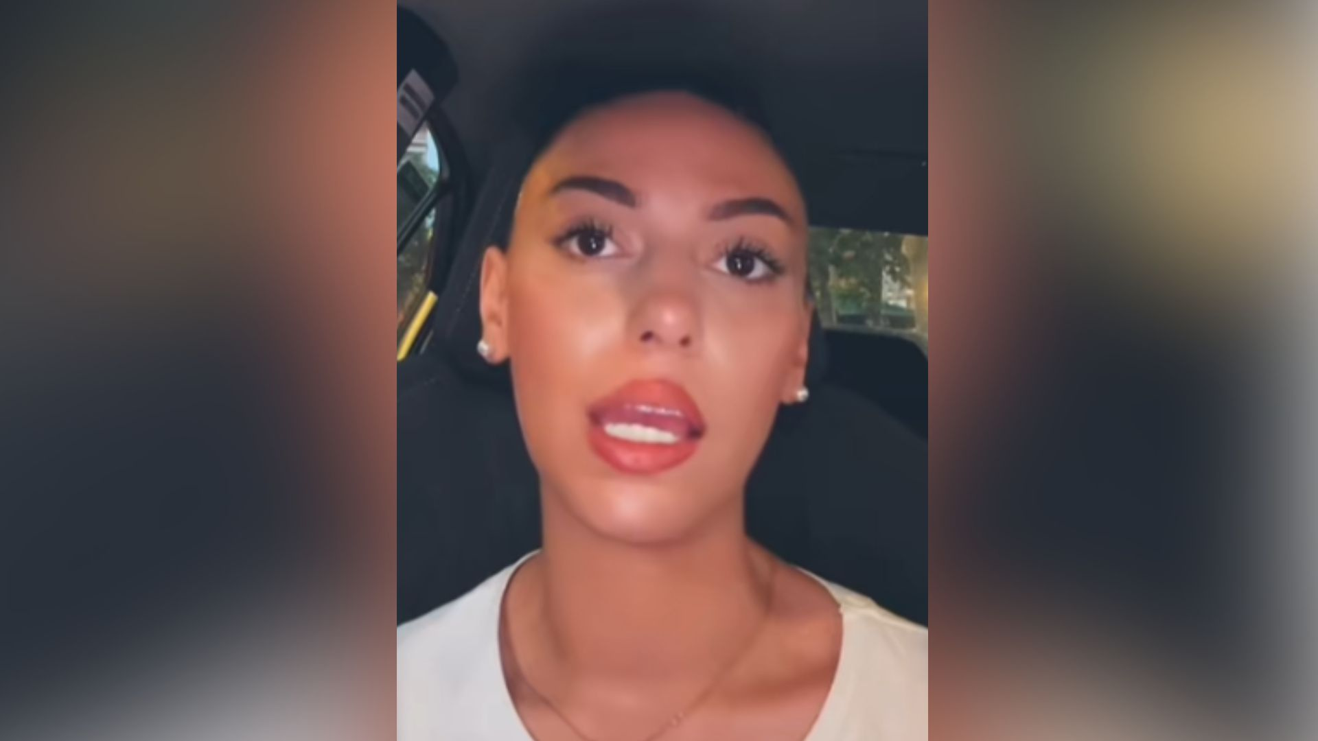 Taxista Ana Muñoz habla sobre su trabajo y costos