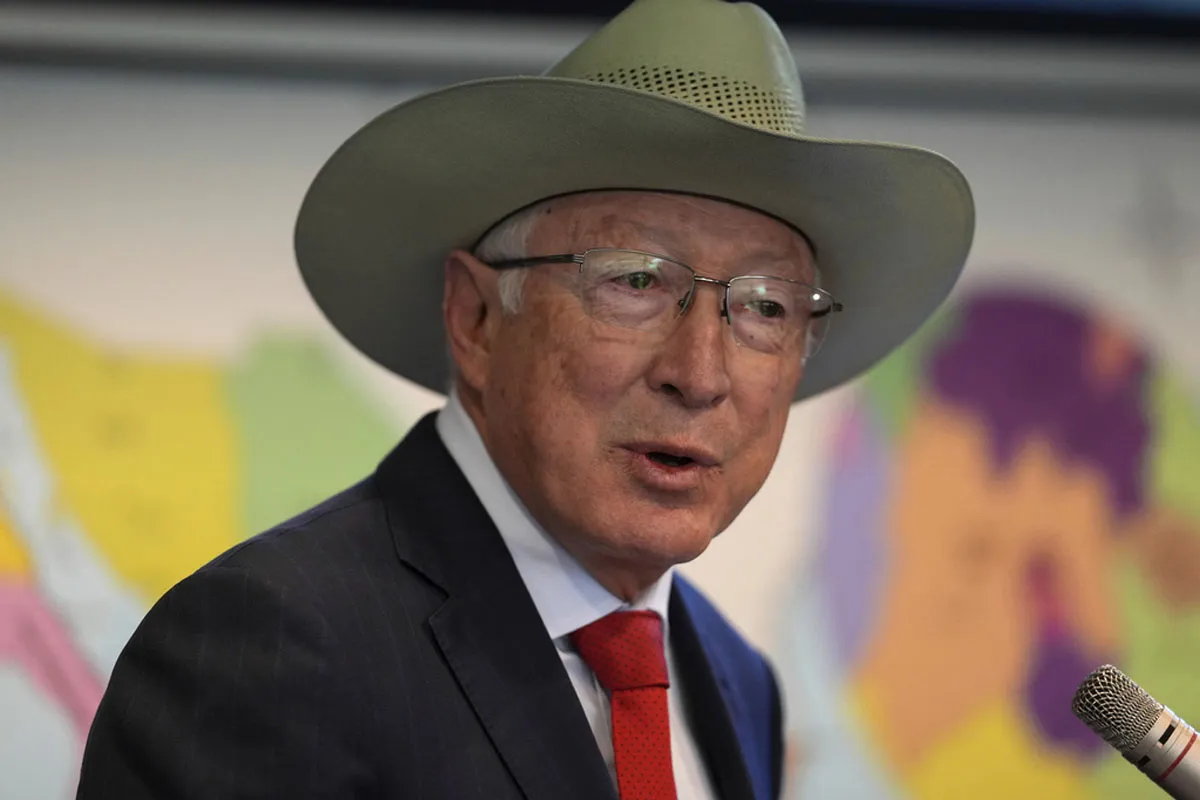 Ken Salazar, ex embajador estadounidense, niega que AMLO haya estado involucrado con el narco