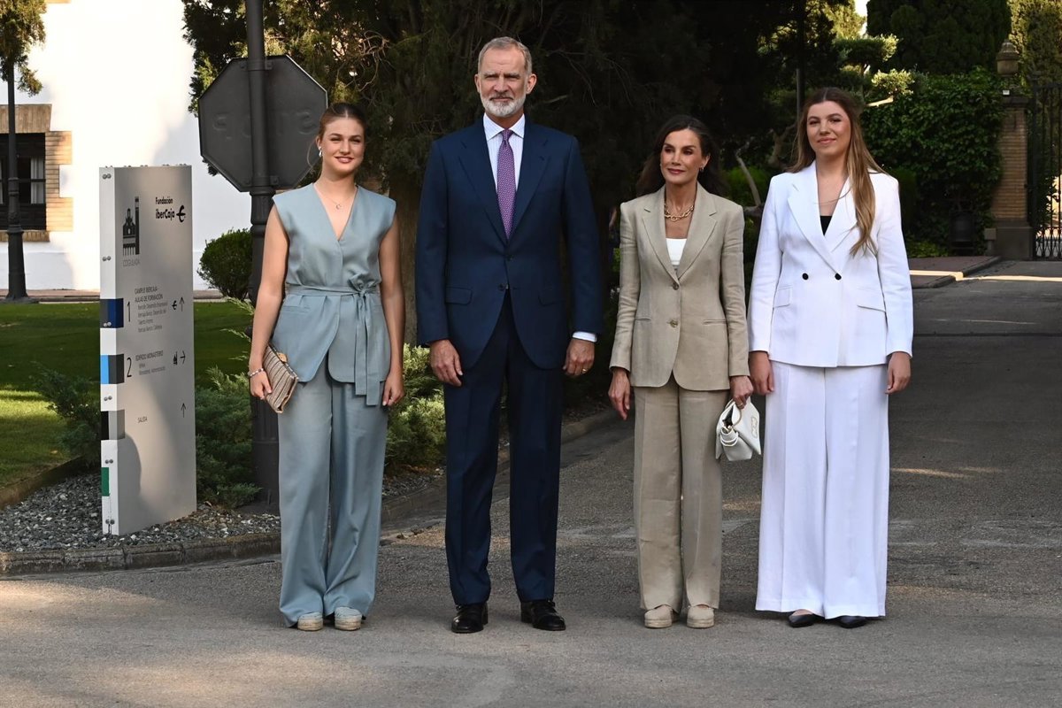 Los Reyes Felipe VI y Letizia acompañan a la Infanta Sofía en su primer discurso oficial