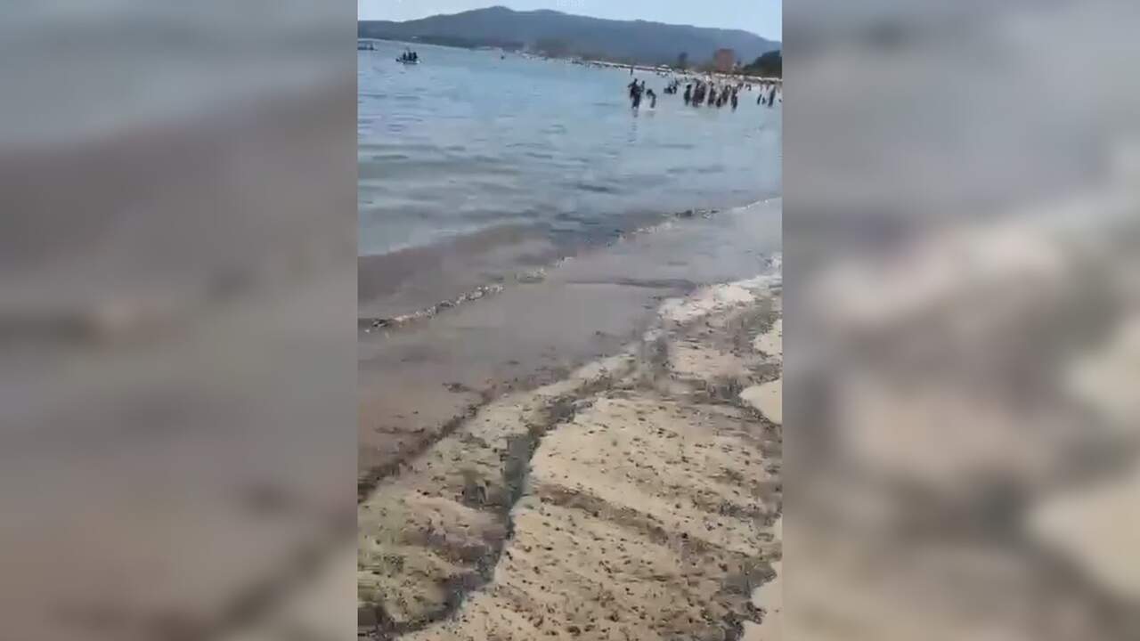 Detectan vertido de alquitrán en playa de Palmones y activan contención