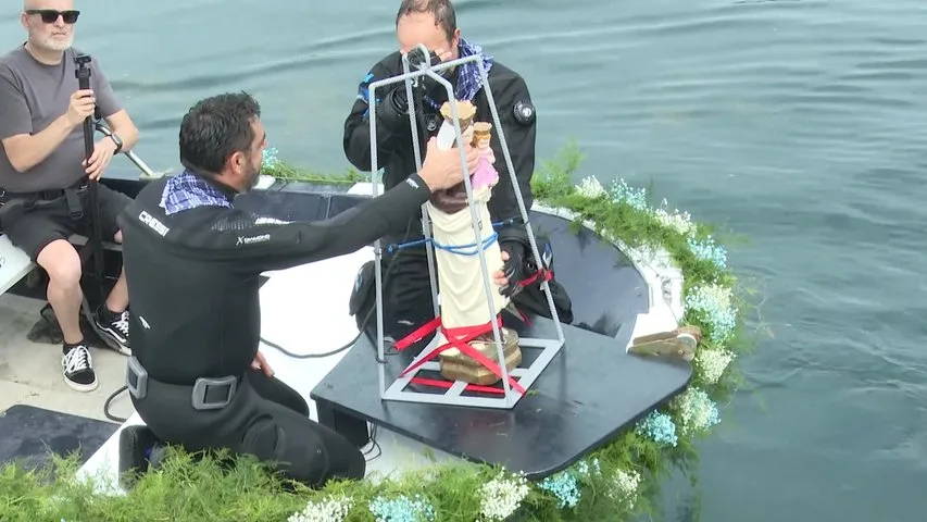 La Virgen del Carmen se sumerge en el puerto de Tapia