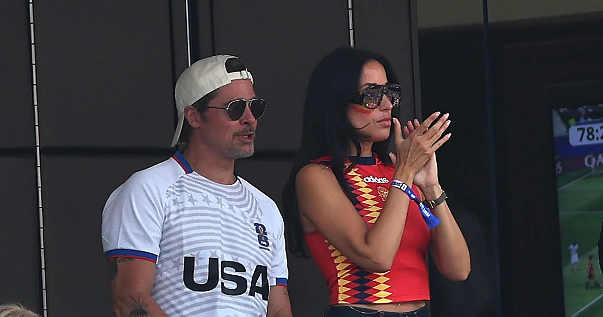 Brad Pitt e Inés de Ramón animan a España en partido contra Bélgica