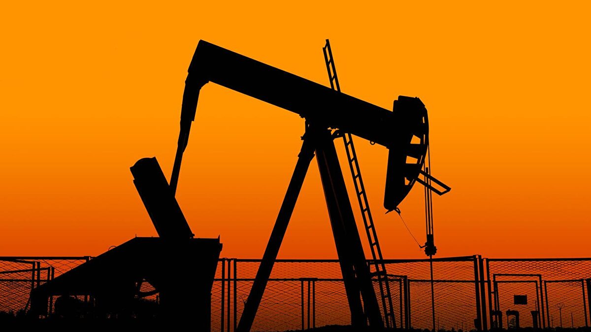 AIE prevé superávit de petróleo y posible baja en precio de gasolina