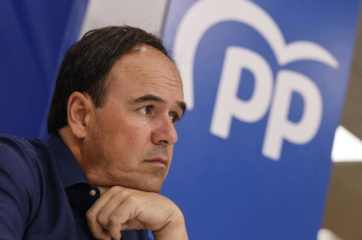 Protesta de docentes y abucheos a Pérez Llorca en acto del PP