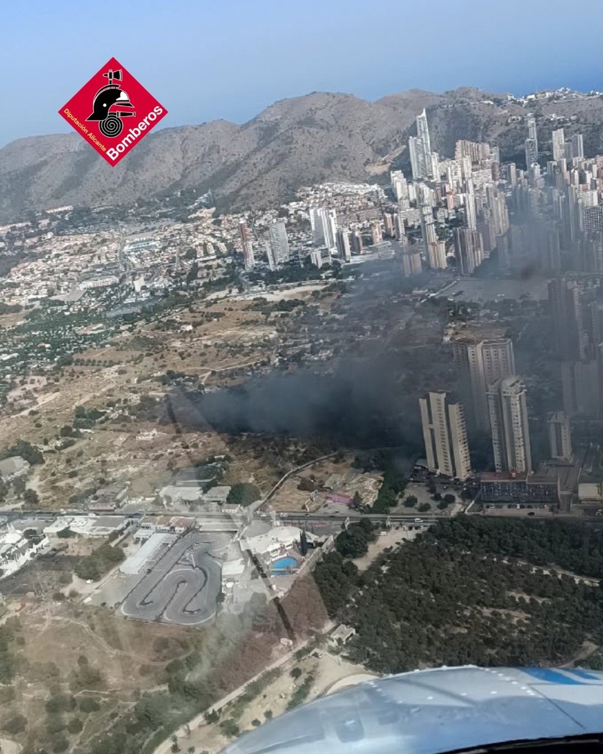 Incendio de vegetación en Benidorm genera columna de humo