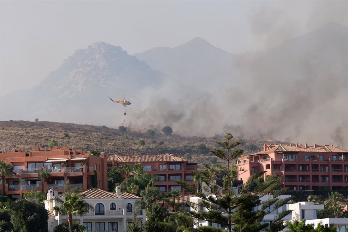 Dos autobombas trabajan en extinción de incendio en Benahavís