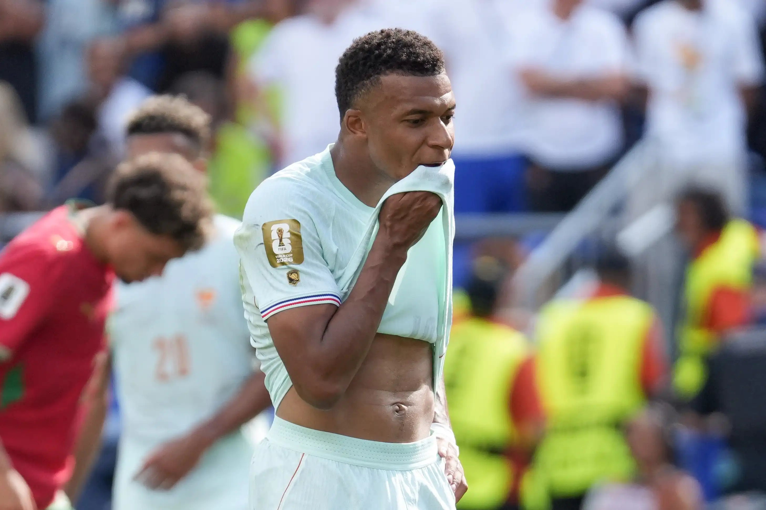 Reacción de Mbappé al recibir balón del Mundial 2026