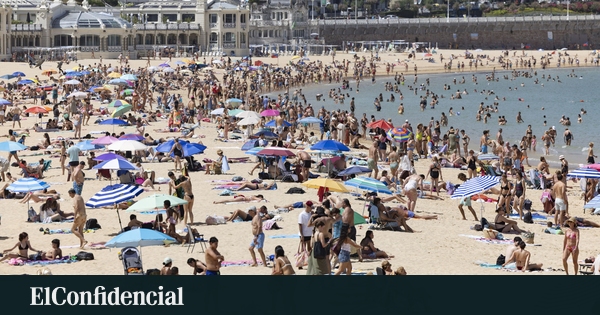 Leer en la playa: impacto de elegir papel o pantalla en la salud