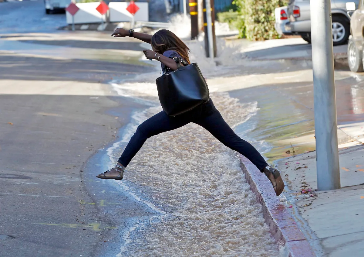 Rotura de tubería causa inundación y caos en calles de West Hollywood