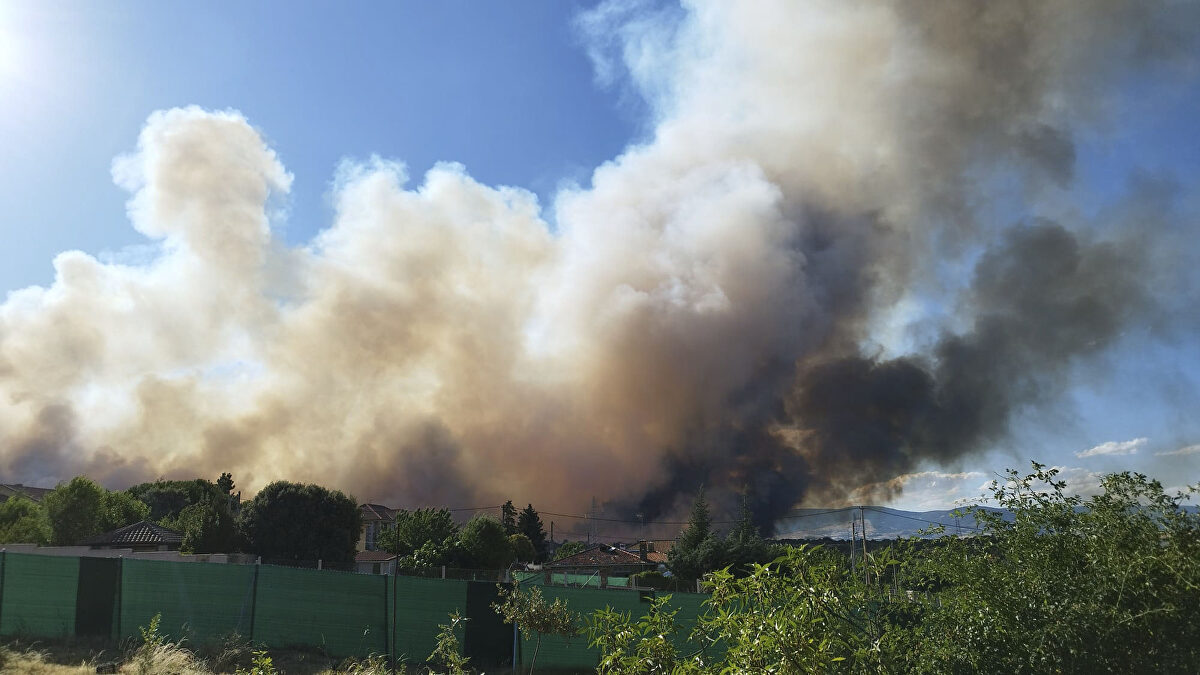 El incendio de Lozoyuela evoluciona favorablemente pero mantiene a 2000 personas confinadas