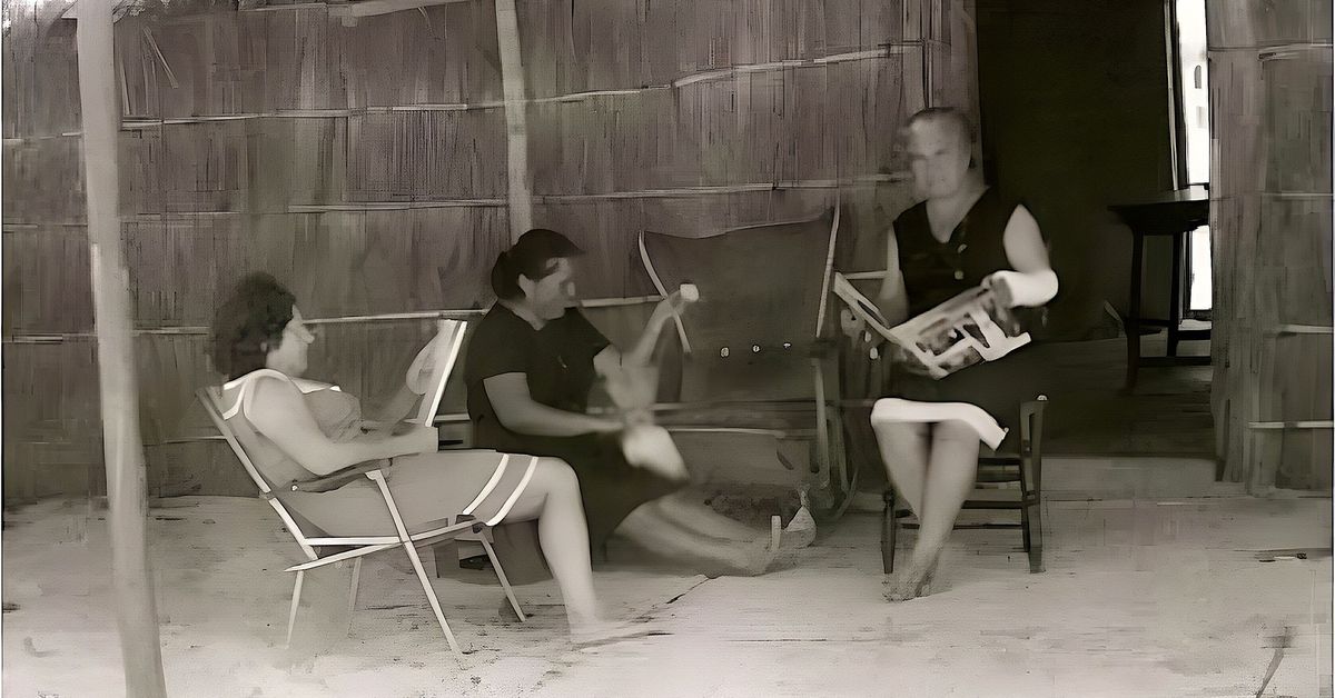 Matalascañas antes del turismo: playa virgen con chozas frente al mar
