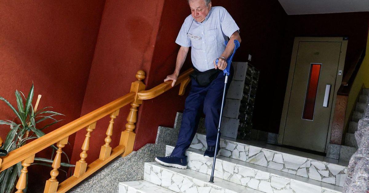 Nueve peldaños dificultan acceso de Manuel a la calle